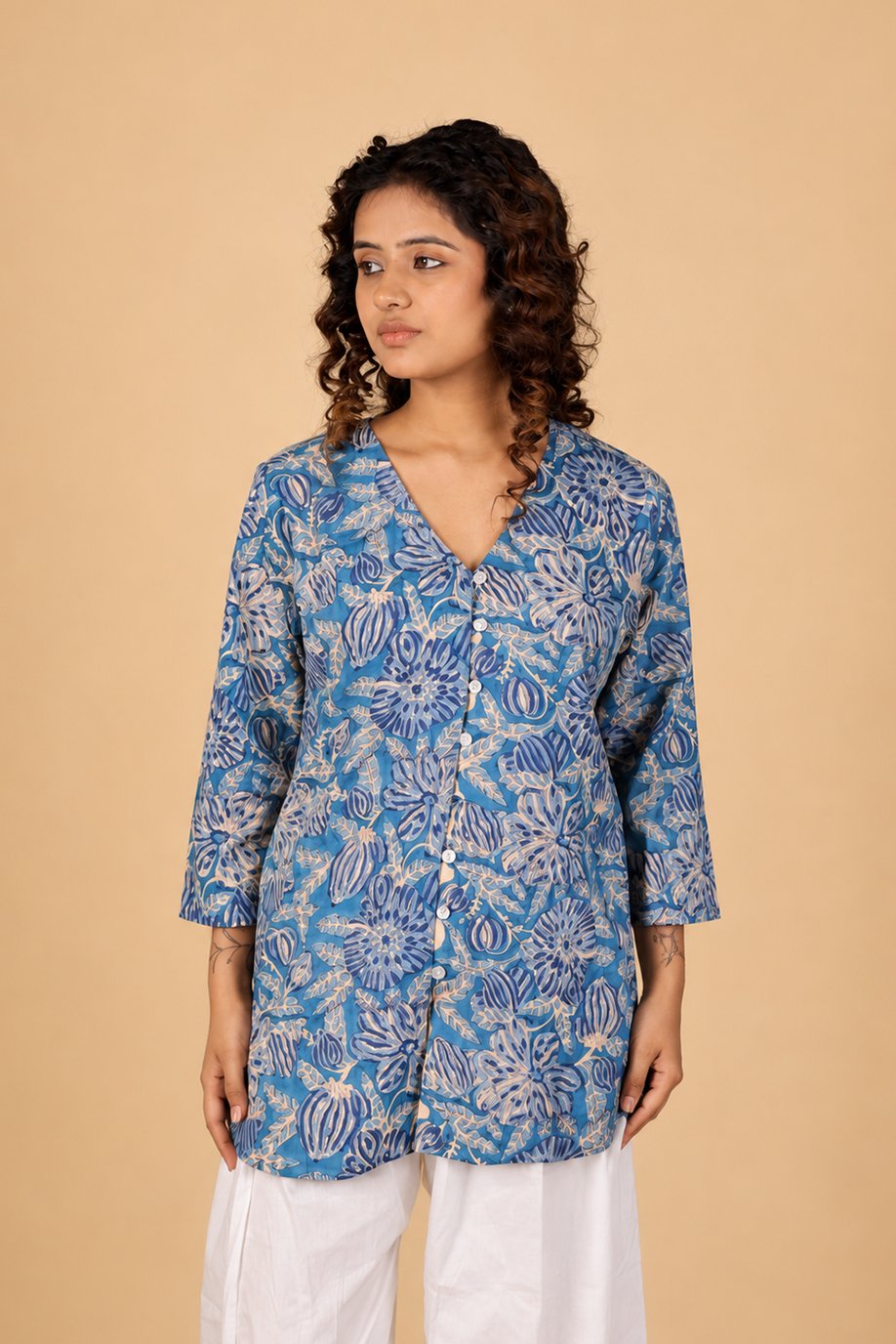 PRINTED MYRA TUNIC WITH V NECK-FRONT BUTTONS