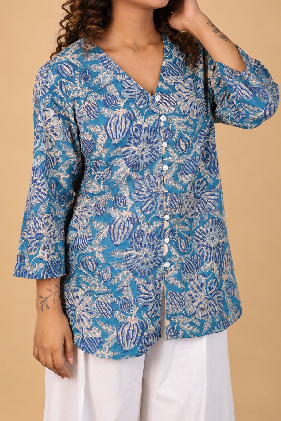 PRINTED MYRA TUNIC WITH V NECK-FRONT BUTTONS